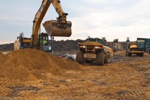 Hydrema-Dumper und Bagger bei der Arbeit im Sand