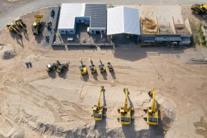 Diverse Baumaschinen auf dem Test- und Demogelände der Komatsu Driving Academy aus der Vogelperspektive