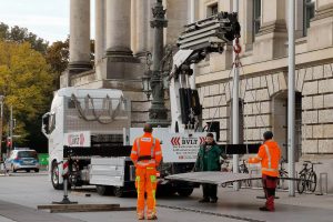 Das Drive-by-Fassi-System im Einsatz beim Aufladen von Stahlplatten