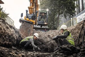 Blick auf die Frontscheibe des Hydrema-Citybaggers