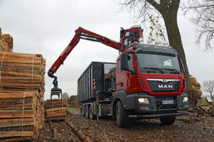 MAN TGS 36.510 mit Cranab Forstkran TZ18.2 beim Abladen von Holz