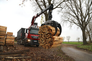 MAN TGS 36.510 mit Cranab Forstkran TZ18.2 beim Aufnehmen von Holzbündeln