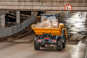 Der batterieelektrische Dumper C804e unterwegs auf der Baustelle.