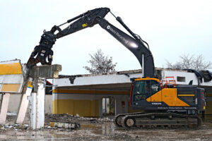 Eines der neuen Anbaugeräte von Mehl Recycling im Einsatz: der MBI CC35 Combicutter