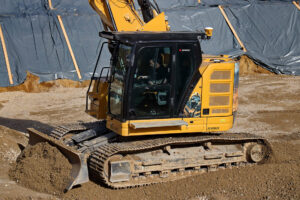 Der CAT 325 NG beim Einbau von Recyclingmaterial