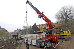 Der Fassi Ladekran wird mithilfe der F7-Fernsteuerung bewegt