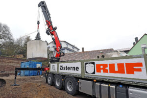 Die Zisterne hängt am Fassi Ladekran