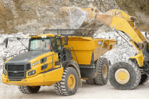 Der Bell B45E 4x4-Dumper wird beladen.