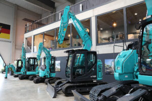 Kobelco-Bagger im Showroom