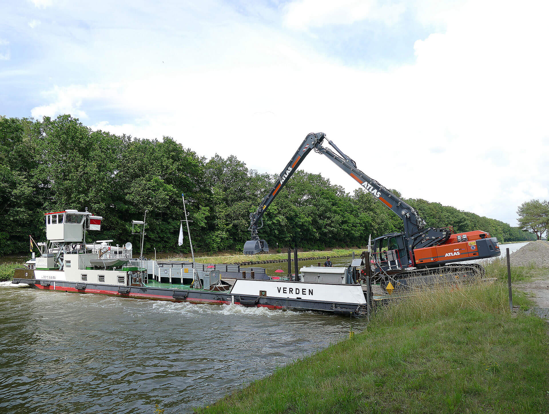 You are currently viewing Schwimmender Einsatz mit Atlas Kettenbagger