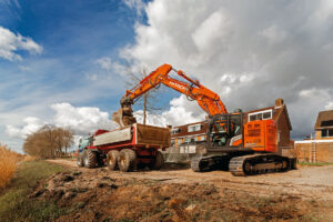 Hitachi Zaxis 225USCL-7 beim Beladen eines Lkw