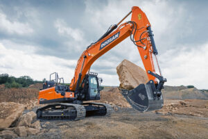 Der Doosan DX255LC-7 beim Transportieren schwerer Brocken.