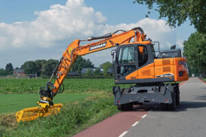 Der neue Doosan DX165WR bei Arbeiten am Straßenrand