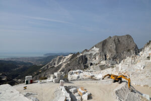 Der Carrara-Marmor Steinbruch in den Apuanischen Alpen 