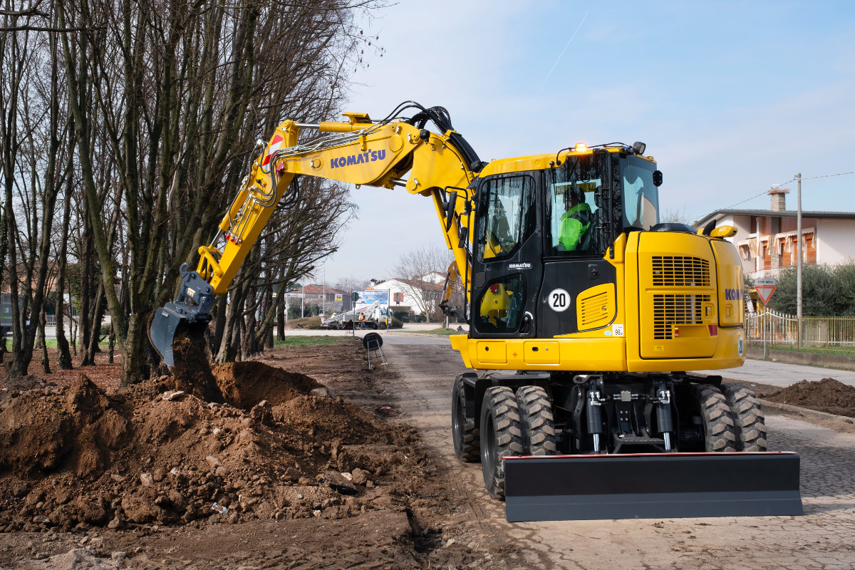 Read more about the article Komatsu präsentiert den PW98MR-11 Kompaktmobilbagger