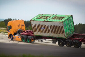 Crashtests mit E-Trucks von Volvo Trucks