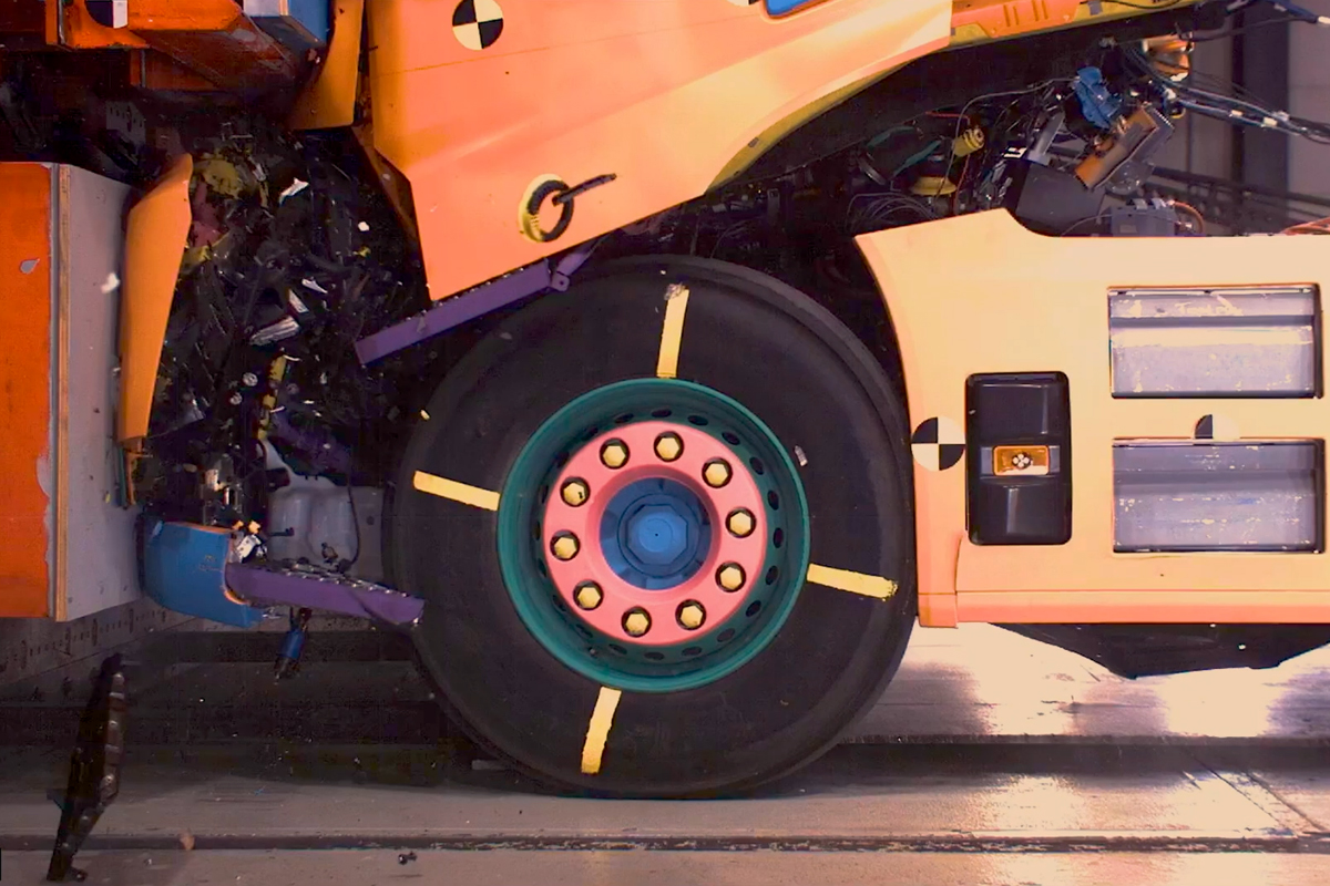 Read more about the article Crashtests mit Volvo E-Trucks
