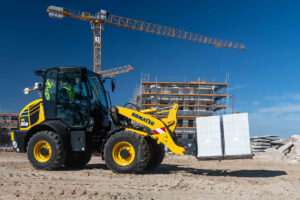 Komatsu Kompaktradlader WA80M-8 auf der Baustelle