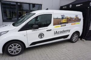Komatsu Smart Construction. Auf dem Bild zu sehen ist ein Fahrzeug der iAcademy der AP Deutschland.