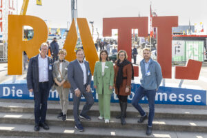 Im Bild Geschäftsführerin Britta Wirtz (2. v.r.) mit Projektleiterin Olivia Hogenmüller (3. v.r.) und Bereichsleiterin Beate Frères (2.v.l.) mit Beiräten der Messe bei der Eröffnung der RATL 2023