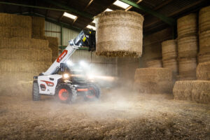 Mit dem TL25.60 AGRI präsentiert Bobcat einen neuen superkompakten Teleskoplader für die Landwirtschaft. Im Bild die Kabine