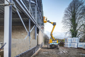 Die JCB Gelenk-Teleskop-Arbeitsbühnen A45E und A45EH sind wahlweise mit Batterie-Elektro- oder Diesel-Elektro-Hybrid-Antrieb ausgestattet