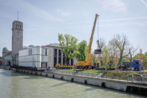 Liebherr LTM 1250-5.1 versetzt Großexponat in Münchner Museum