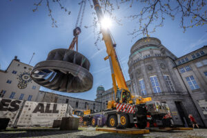 Liebherr LTM 1250-5.1 versetzt Großexponat in Münchner Museum