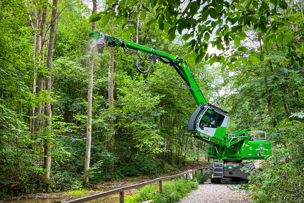 You are currently viewing Sennebogen Fällbagger 718 E räumt auf