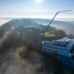 Ein Liebherr Mobilkran LTM 1150-5.3 von Steil-Kranarbeiten war am Schlossberg-Hotel in Homburg im Einsatz