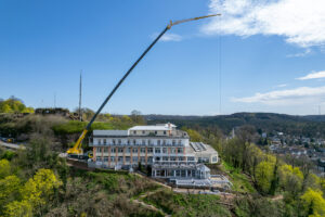 Ein Liebherr LTM 1150-5.3 von Steil-Kranarbeiten war am Schlossberg-Hotel in Homburg im Einsatz