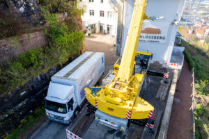 Ein Liebherr LTM 1150-5.3 von Steil-Kranarbeiten war am Schlossberg-Hotel in Homburg im Einsatz