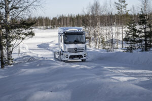 Der Mercedes-Benz eActros im Winter
