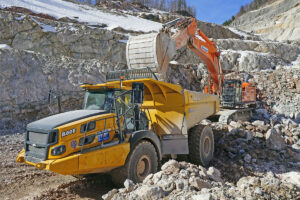 Hitachi Gewinnungsbagger und Bell Großdumper im Einsatz bei Bernegger