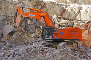 Hitachi Gewinnungsbagger und Bell Großdumper im Einsatz bei Bernegger