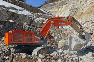 Hitachi Gewinnungsbagger und Bell Großdumper im Einsatz bei Bernegger