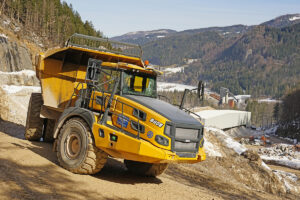 Hitachi Gewinnungsbagger und Bell Großdumper im Einsatz bei Bernegger