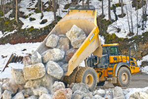 Hitachi Gewinnungsbagger und Bell Großdumper im Einsatz bei Bernegger