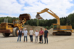 Werner und Florian Eble vom Kieswerk Eble restaurieren Baumaschinen wie aktuell einen Cat 992A 