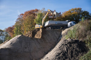 Bauarbeiten an der A7 in Hamburg mit Cat Baumaschinen