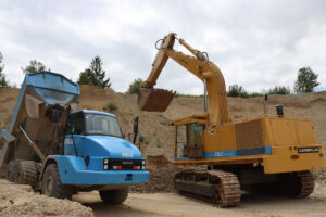 Werner und Florian Eble vom Kieswerk Eble restaurieren Baumaschinen wie aktuell einen Cat 992A 