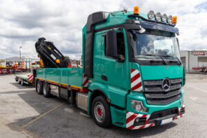 ES-GE LKW mit Ladekran und Tandemanhänger für Colossus Logistics