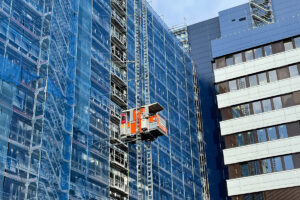 23 Geda Transportbühnen im Einsatz am Prager Krankenhaus in Motol