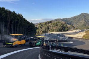 Vögele Maschinen bauen Rennstrecke in Japan