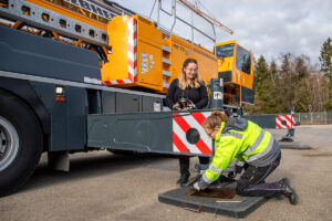 Katrin Kremmler schult Antonia Michutta in Bezug auf Liebherr Mobilbaukrane