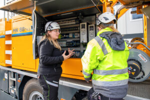 Katrin Kremmler schult Antonia Michutta in Bezug auf Liebherr Mobilbaukrane