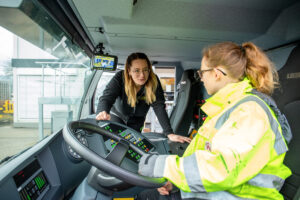 Katrin Kremmler schult Antonia Michutta in Bezug auf Liebherr Mobilbaukrane