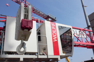 Wolffkran stellt die Kransteuerung WOLFF Crane Control und die hauseigene Hakenkamera WOLFF Cam vor.