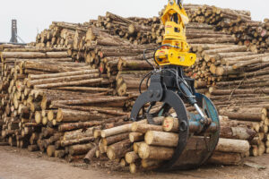 Mantsinen 120R und zwei Fuchs MHL340F stemmen Holzumschlag