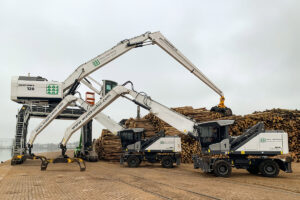 Mantsinen 120R und zwei Fuchs MHL340F stemmen Holzumschlag